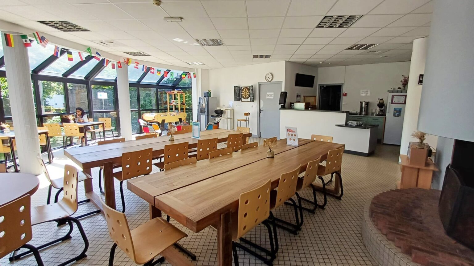 hostel-rennes-auberge-jeunesse-salle-commune