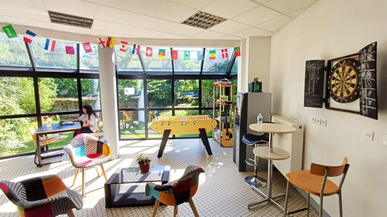 hostel-rennes-auberge-jeunesse-salon2