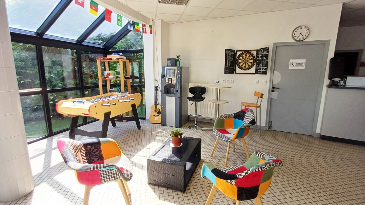 hostel-rennes-auberge-jeunesse-salon3